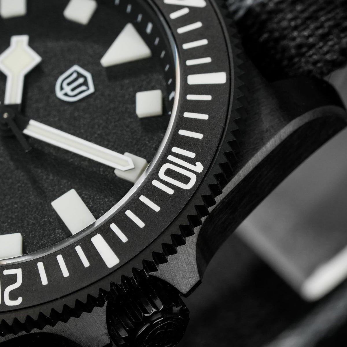 40mm Titanium Dive Watch M41785
